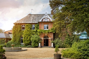 Ardencote Manor showing house covered in wisteria